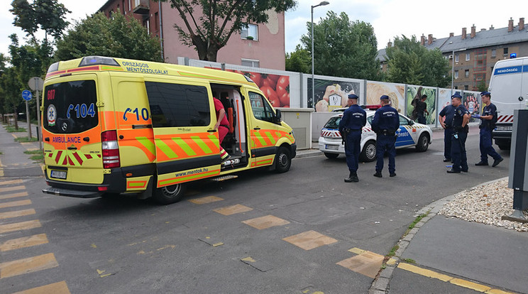 kollégáink hívtak mentőt egy hányásában fetrengő emberhez a Hős utcában /Fotó: Blikkkk