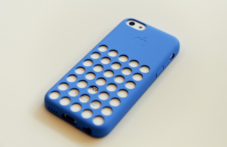 iPhone 5C w silikonowej obudowie.