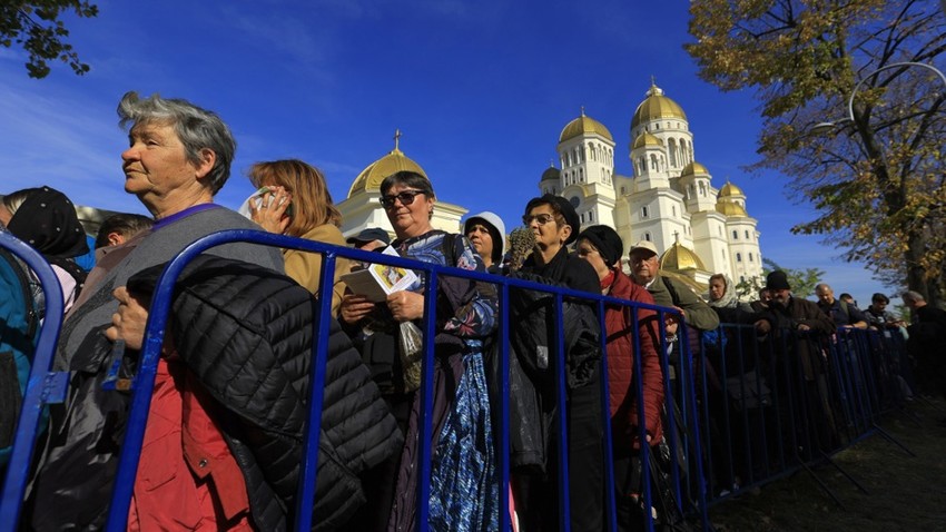 Red za ulazak u Nacionalnu katedralu Rumunije u Bukureštu 30. oktobra