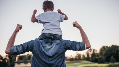 Brak ojca podwyższa testosteron. Kluczowy jeden etap dzieciństwa