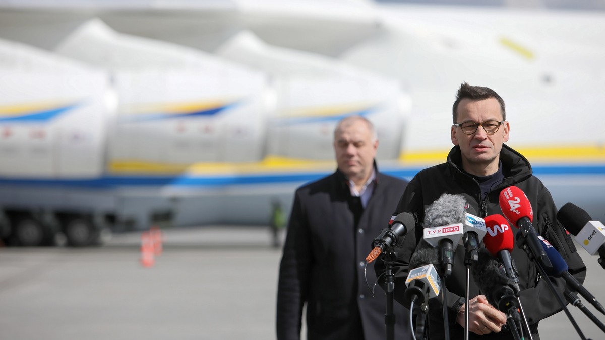 Mateusz Morawiecki i Jacek Sasin przy An-225