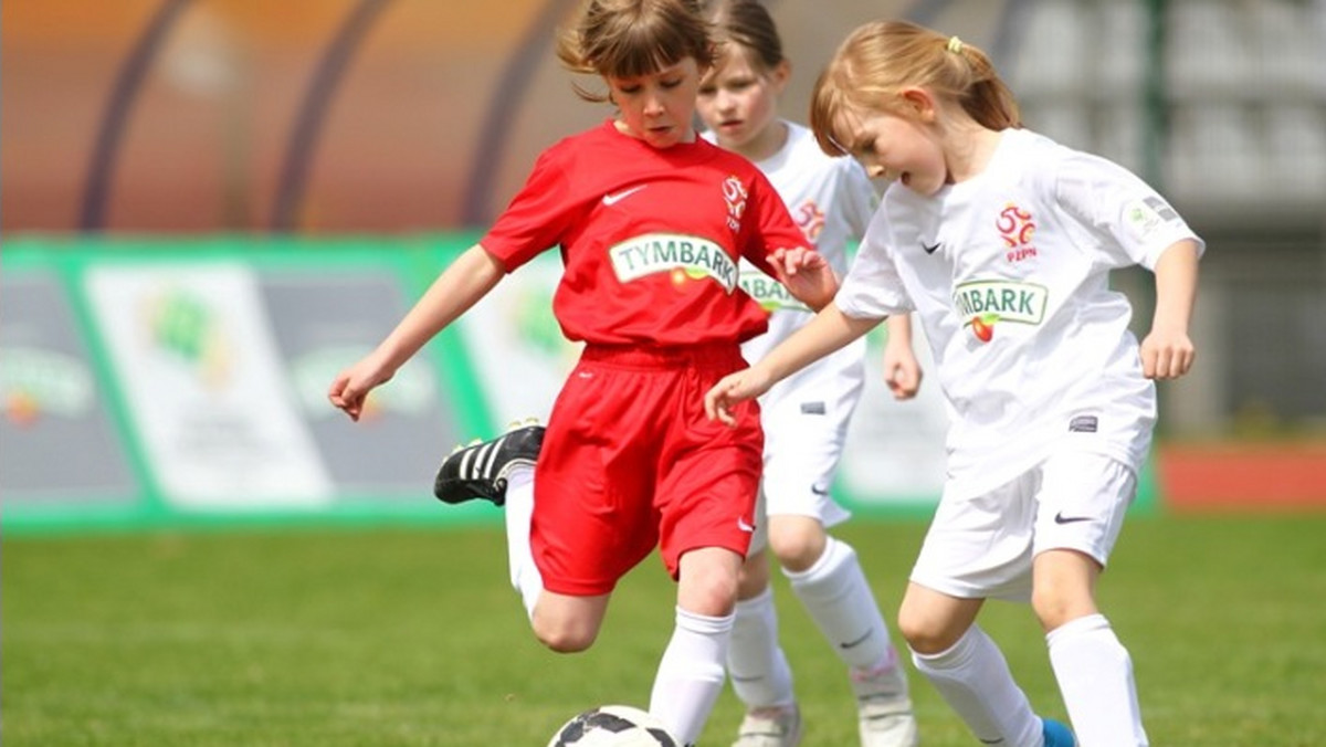 Już w poniedziałek 21 marca ruszają finały wojewódzkie XVI edycji Turnieju "Z Podwórka na Stadion o Puchar Tymbarku". Do połowy kwietnia ponad 1500 drużyn w 16 województwach weźmie udział w zmaganiach kwalifikujących – w przypadku kategorii U-10 i U-12 - do występu w finale ogólnopolskim, którego mecze finałowe odbędą się 2 maja na Stadionie Narodowym w Warszawie. W najmłodszej kategorii U-8 już na etapie wojewódzkim poznamy pierwszych zwycięzców XVI edycji Turnieju.