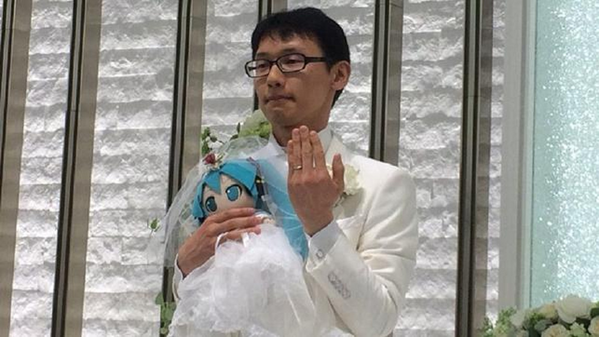 Akihiko Kondo poślubił piosenkarkę Hatsune Miku. Nie byłoby w tym nic nadzwyczajnego, gdyby nie fakt, że kobieta jest... hologramem.
