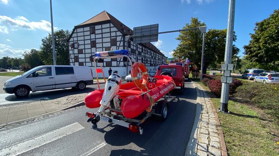 Młody mężczyzna uciekał przed policją. Przepłynął Wartę wpław