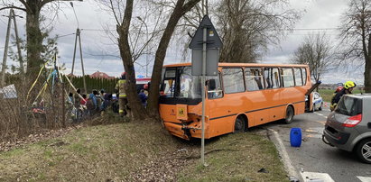 Dramat na Mazowszu. Autobus szkolny rozbił się na drzewie [ZDJĘCIA]