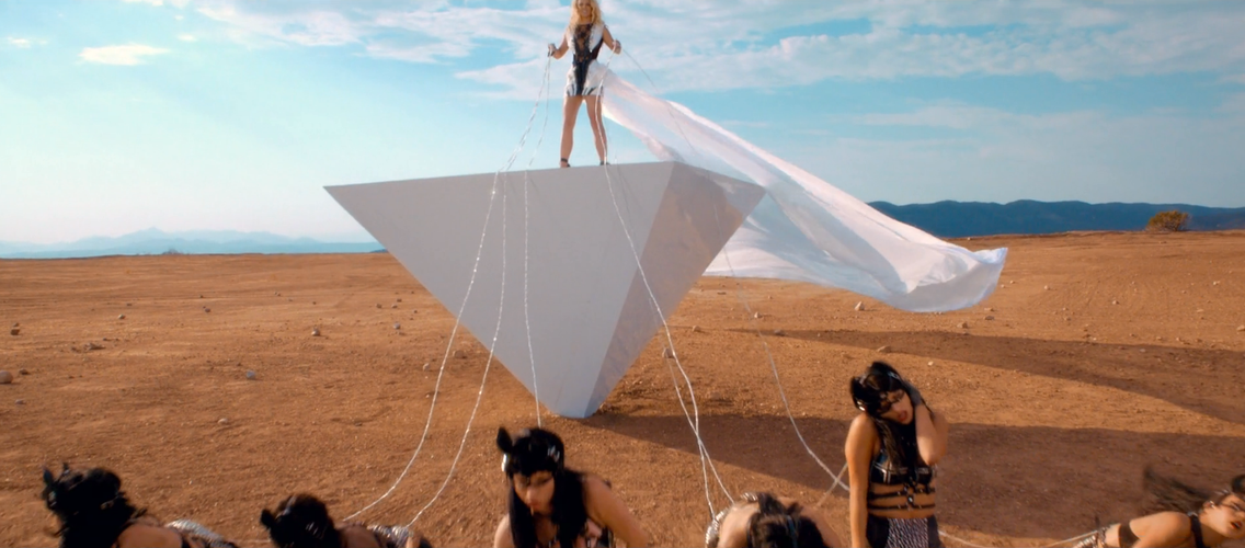 Kadry z klipu 'Work B**ch!'