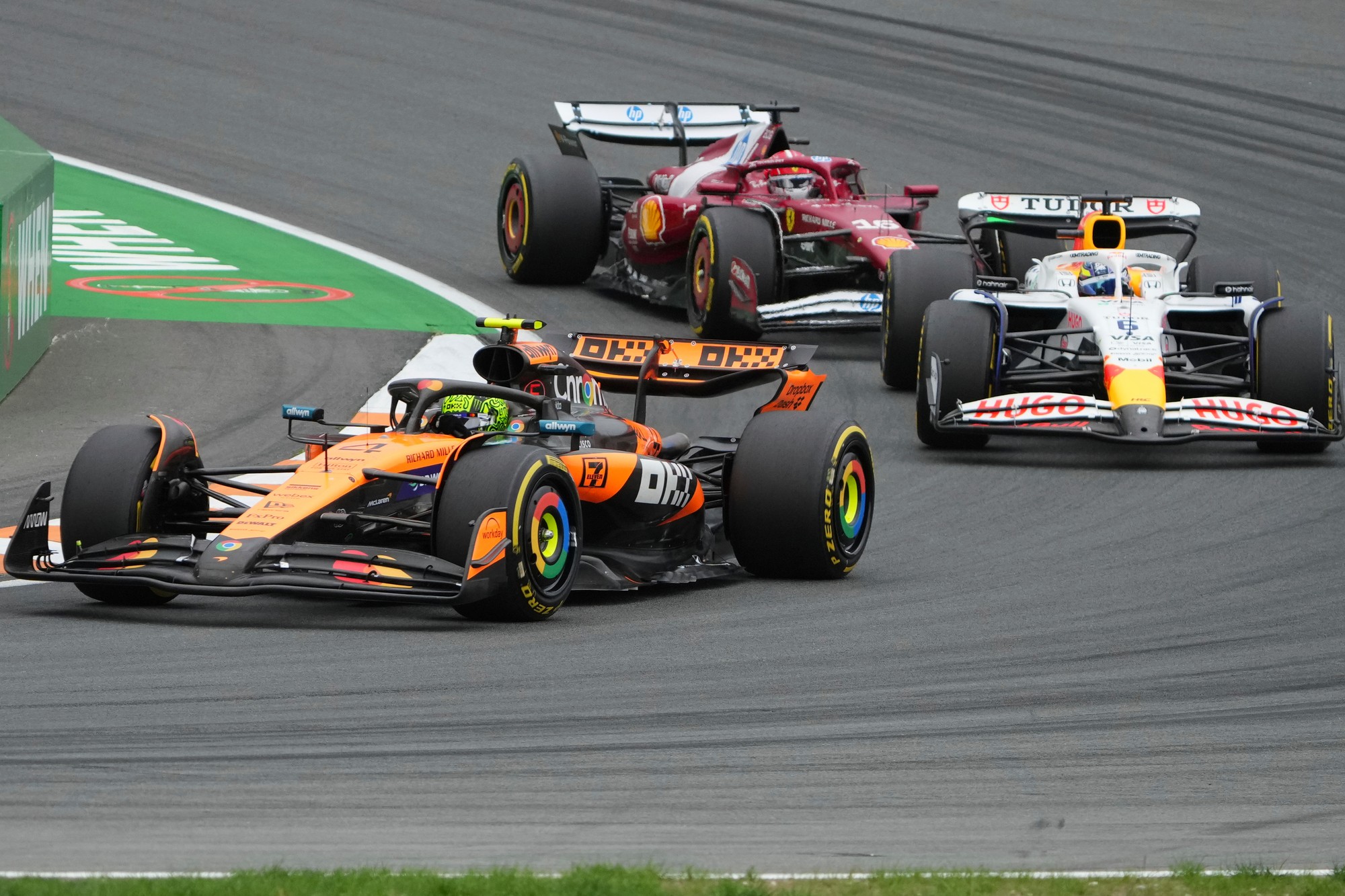 Veľká cena Holandska 2025: Britský jazdec Lando Norris (McLaren) za ním Isack Hadjar (Racing Bulls) a Charles Leclerc (Ferrari).