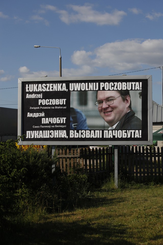 Baner "Łukaszenka uwolnij Poczobuta" przy granicy