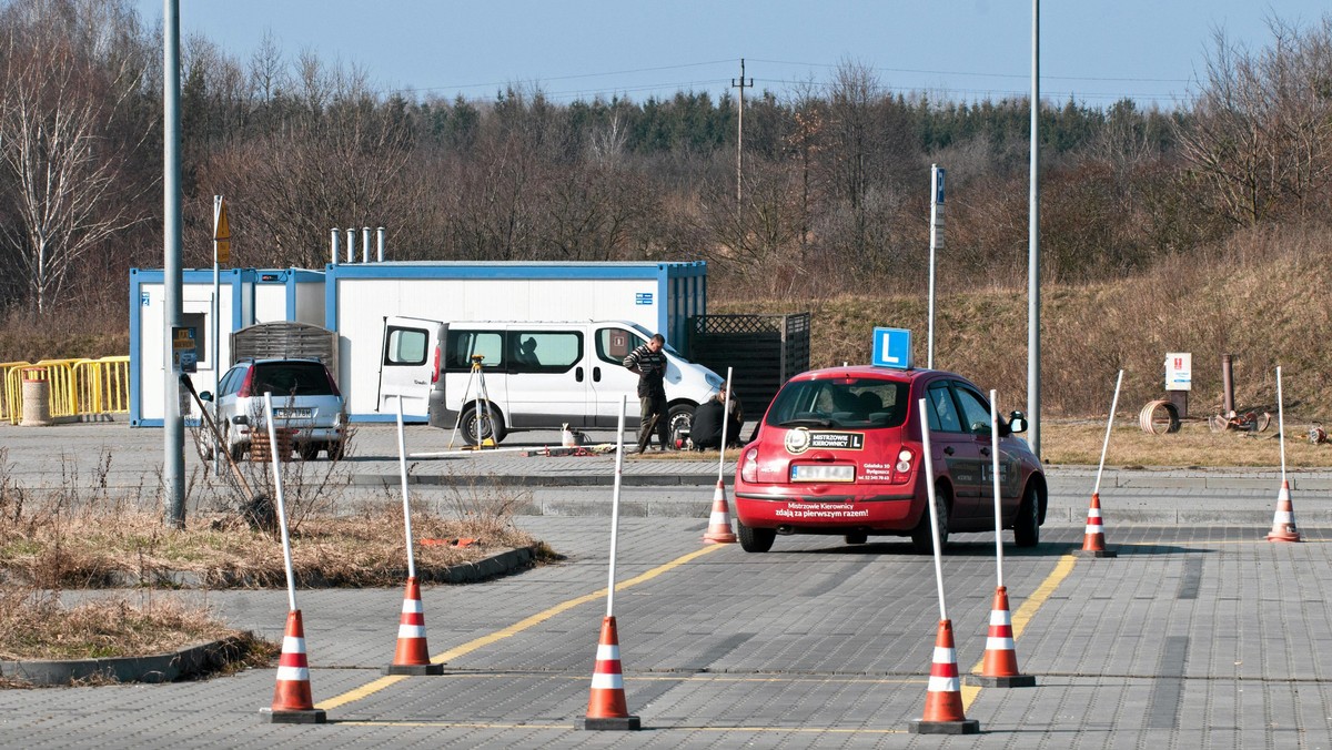 Wszystkie Wojewódzkie Ośrodki Ruchu Drogowego będą zobowiązane przeprowadzać egzaminy na prawo jazdy na jednolitym systemie teleinformatycznym - przewiduje projekt zmian w ustawie o kierujących pojazdami, nad którym zakończyła prace sejmowa komisja.