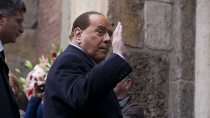Életmentő műtét vár Berlusconira