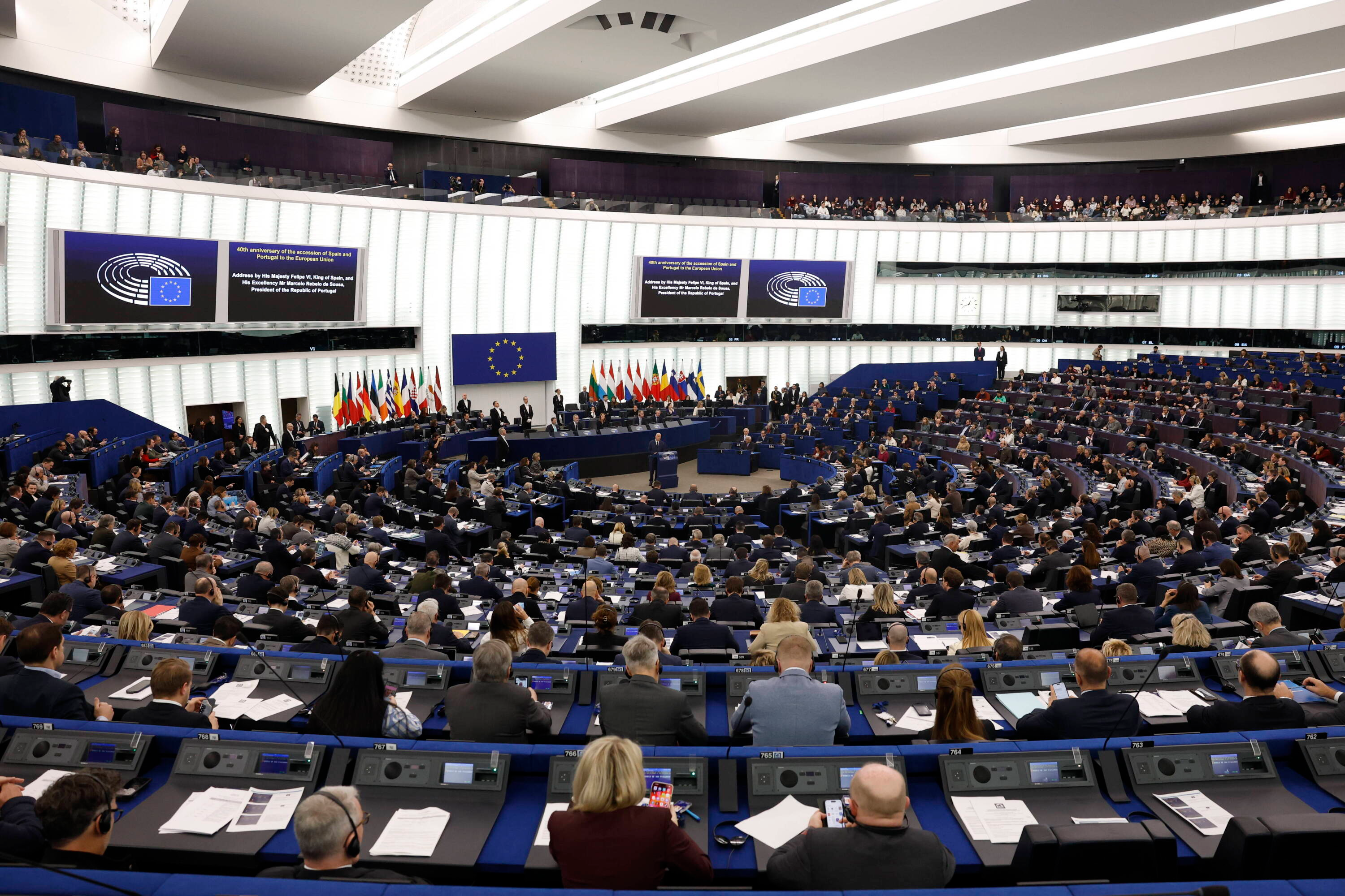 390 przeciw, 165 za - Parlament odrzuca wotum nieufności wobec Komisji UE