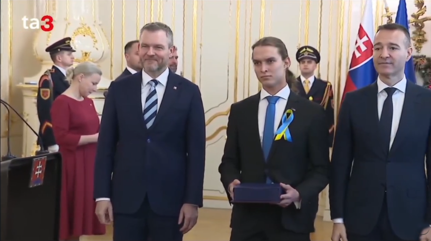 Študent Simon O. si odmietol podať ruku s prezidentom Petrom Pellegrinim.