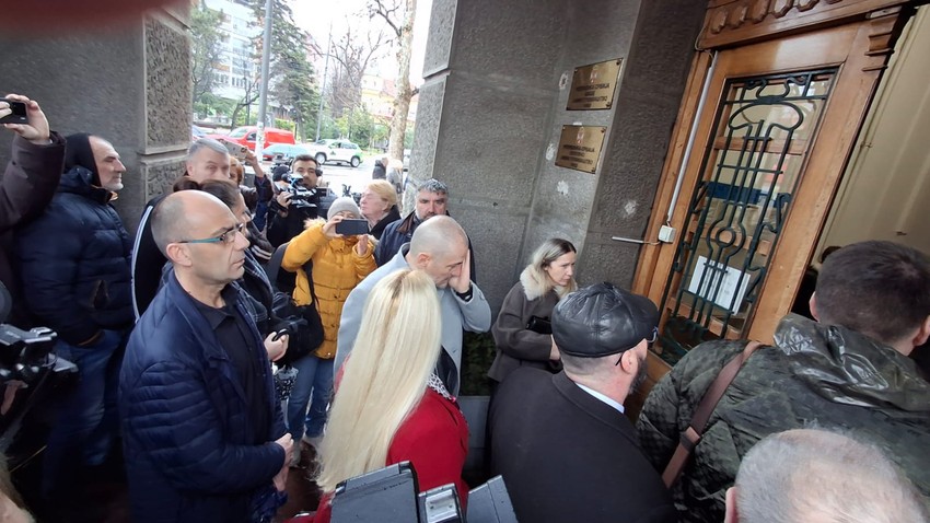 Dolazak roditelja ubijenog Andreja sa roditeljima iz Ribnikara, Dubone i Orašja u Viši sud u Nišu