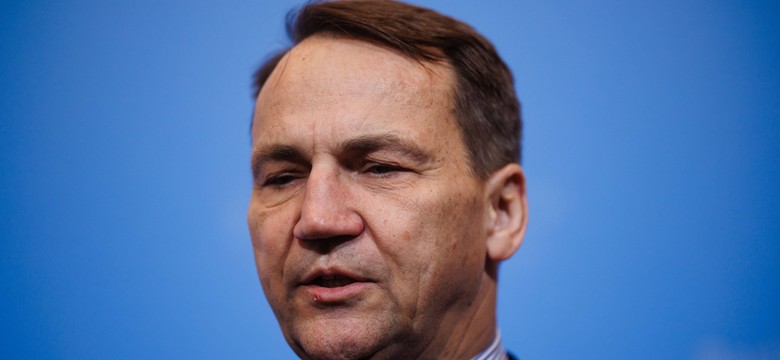 Sikorski pokazał, ile zarabia w rządzie Tuska. "Śmiech na sali"