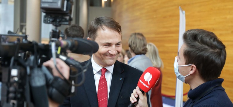 "Walnij się w zatłuszczony łeb". Sikorski obraził Kempę na Twitterze. REAKCJE polityków