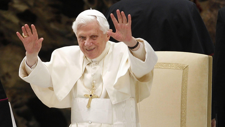 W Watykanie krążą listy o spisku na życie papieża, wysuwane są hipotezy, że Benedykt XVI umrze w ciągu roku, i dochodzi do intryg na szczytach hierarchii - pisze cała sobotnia włoska prasa. Watykan nazwał te doniesienia "bredniami" i "szaleństwem". Według jednej z not ujawnionej przez lewicowy dziennik "Il Fatto Quotidiano", papież "umrze w ciągu 12 miesięcy".