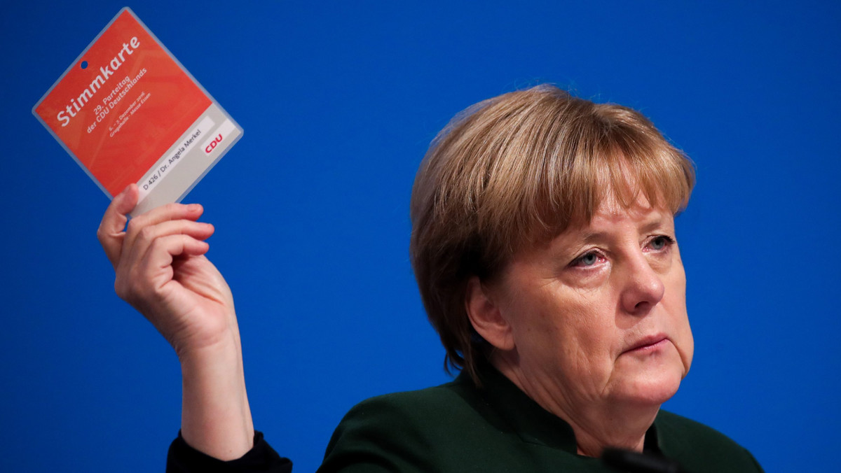 Podczas zakończonego dzisiaj zjazdu delegaci partii CDU kanclerz Niemiec Angeli Merkel postulowali zaostrzenie przepisów imigracyjnych oraz ostro skrytykowali naruszenia podstawowych swobód w Turcji. Domagano się też zniesienia podwójnego obywatelstwa.