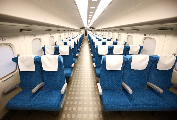 Aby zapewnić podróżnym jak największy komfort, w N700A przeprojektowane zostały fotele, a w toaletach i łazienkach zamontowano energooszczędne diody, dzięki którym udało się ograniczyć zużycie energii o 20 proc.