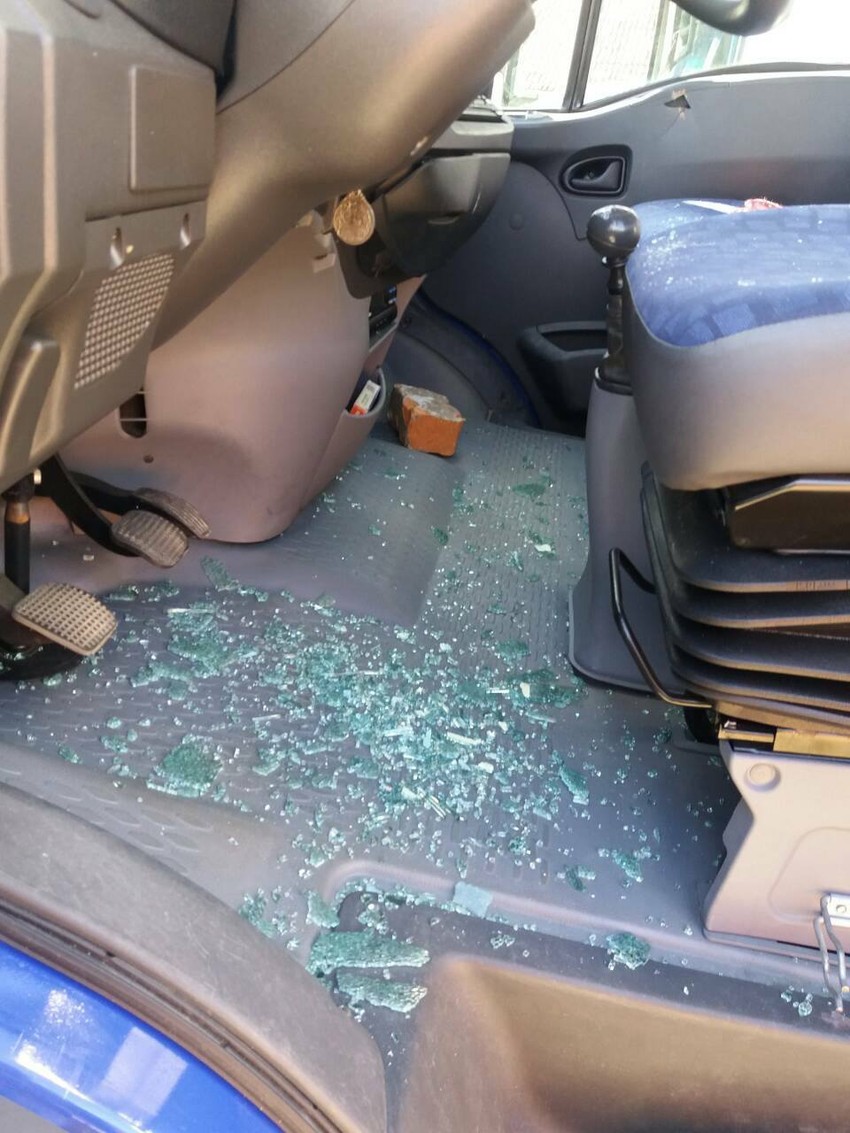 Na kamionu polomljeno staklo