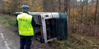 Autobus szkolny wywrócił się z dziećmi. 7 uczniów w szpitalu