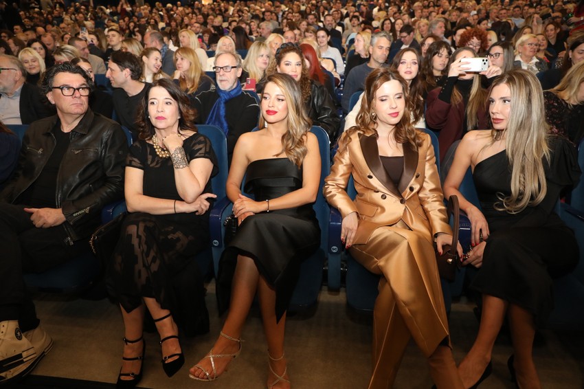 Lepa Brineta se slika sa glumicama