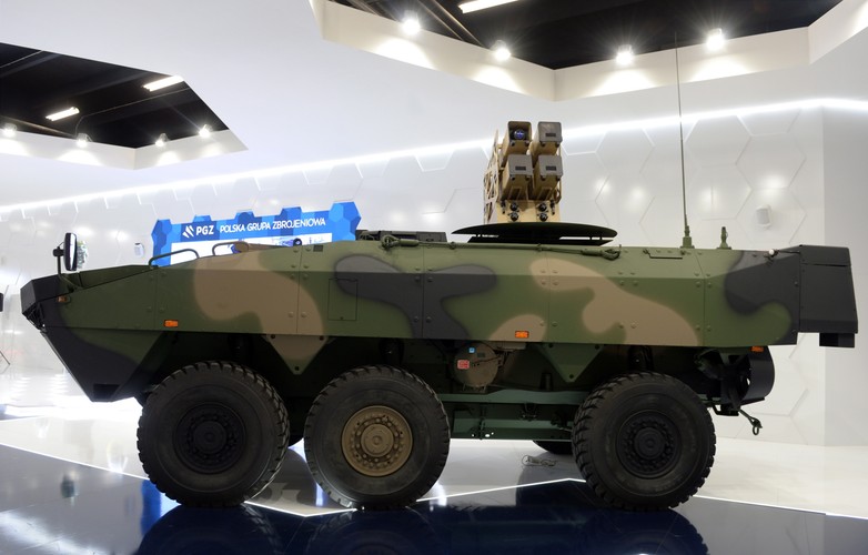 Udział w MSPO biorą m.in. przedstawiciele takich państw jak: Austria, Belgia, Francja, Hiszpania, Izrael, Kanada, Niemcy, Norwegia, Republika Południowej Afryki, Turcja, Wielka Brytania i Włochy - zapowiadają organizatorzy przedsięwzięcia.
<br><br><b>Na zdjęciu: </b>Kołowy transporter opancerzony niszczyciel czołgów 6x6   
<br><br>
ban/ brw/ pru/<br>
fot. (cat/nlat) PAP/Piotr Polak