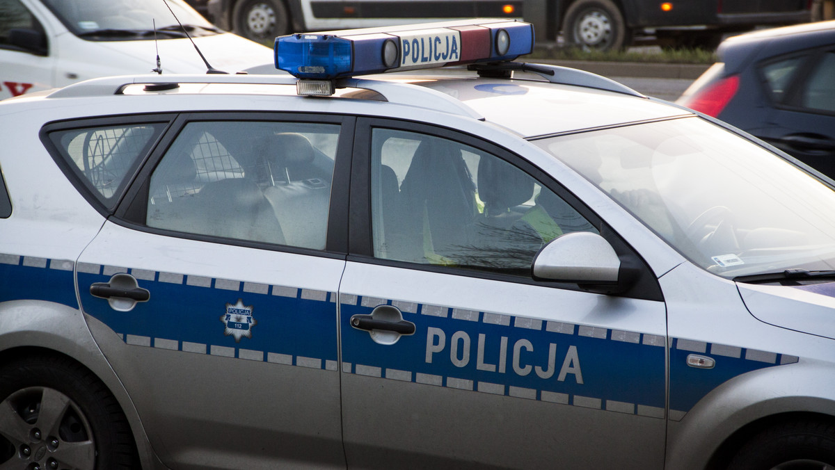 Policjanci w Białymstoku zatrzymali dwie osoby oskarżone o kradzież samochodu i jego ponowną sprzedaż. Następnie schwytano dwóch mężczyzn z Sejn - podaje portal bialystokonline.pl