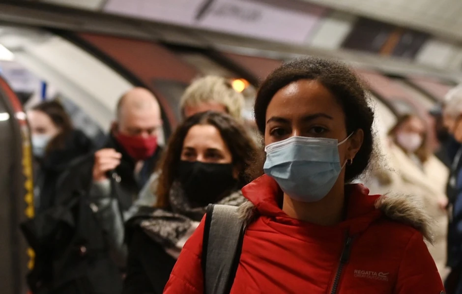 Pandemija kovida - maske na licima u metrou u Londonu 29. novembra 2021.