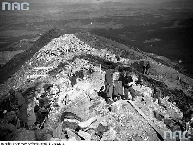 Budowa fundamentów stacji na Kasprowym Wierchu.