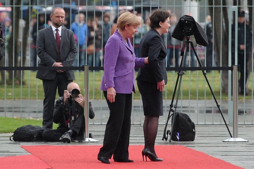 Angela Merkel, kanclerz Niemiec i Ewa Kopacz, premier Polski spotkały się w Berlinie, ale uwagę mediów przykuł moment powitania. Premier zaliczyła wpadkę, ale było blisko kompromitacji.