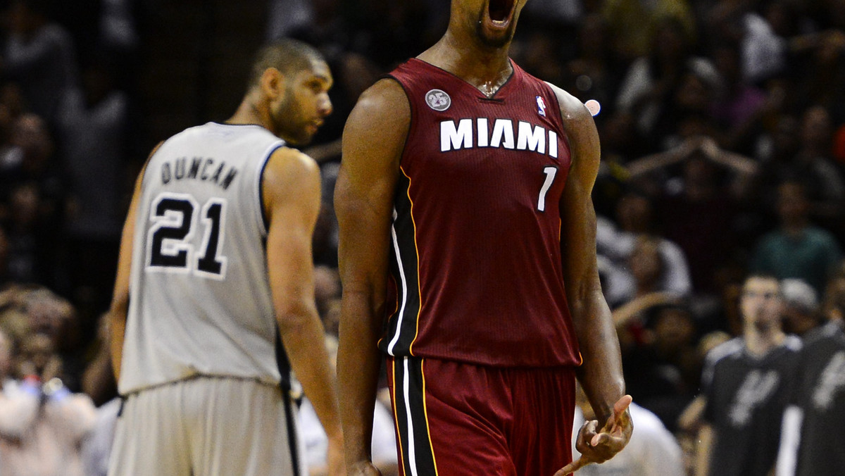 Koszykarze Miami Heat pokonali na wyjeździe San Antonio Spurs 88:86 w szlagierowym spotkaniu ligi NBA. Mistrzowie ligi grali w tym meczu bez dwóch największych gwiazd - LeBrona Jamesa oraz Dwyane'a Wade'a.