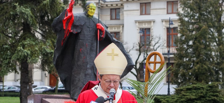 Abp Ryś skomentował zniszczenie pomnika Jana Pawła II. "Nie będziemy udawać, że nic się nie stało"