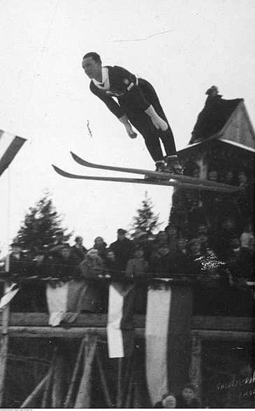 Historia polskich skoków narciarskich:  Międzynarodowe Zawody Narciarskie o Mistrzostwo Polski w Zakopanem, luty 1934 roku. Bornisław Czech w trakcie skoku. Domena publiczna