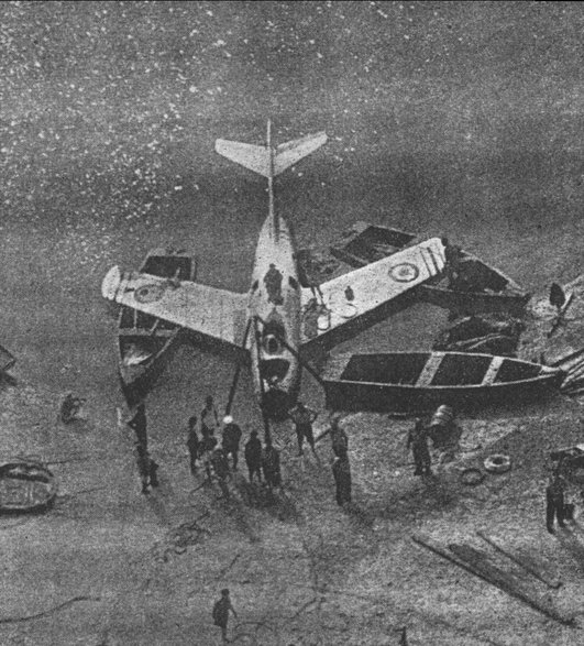 MiG-15 w trakcie wydobycia z jeziora Bardawil.