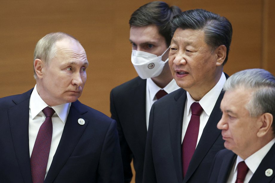 Prezydent Chin Xi Jinping, prezydent Rosji Władimir Putin i prezydent Uzbekistanu Szawkat Mirzijojew rozmawiają na szczycie Szanghajskiej Organizacji Współpracy (SCO) w Samarkandzie, Uzbekistan, 16 września 2022 r. 