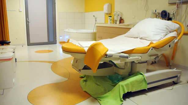 Łóżko na sali porodowej w szpitalu
