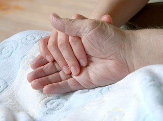 Na chorobę Parkinsona cierpi coraz więcej ludzi. Chorują nawet dwudziestolatkowie