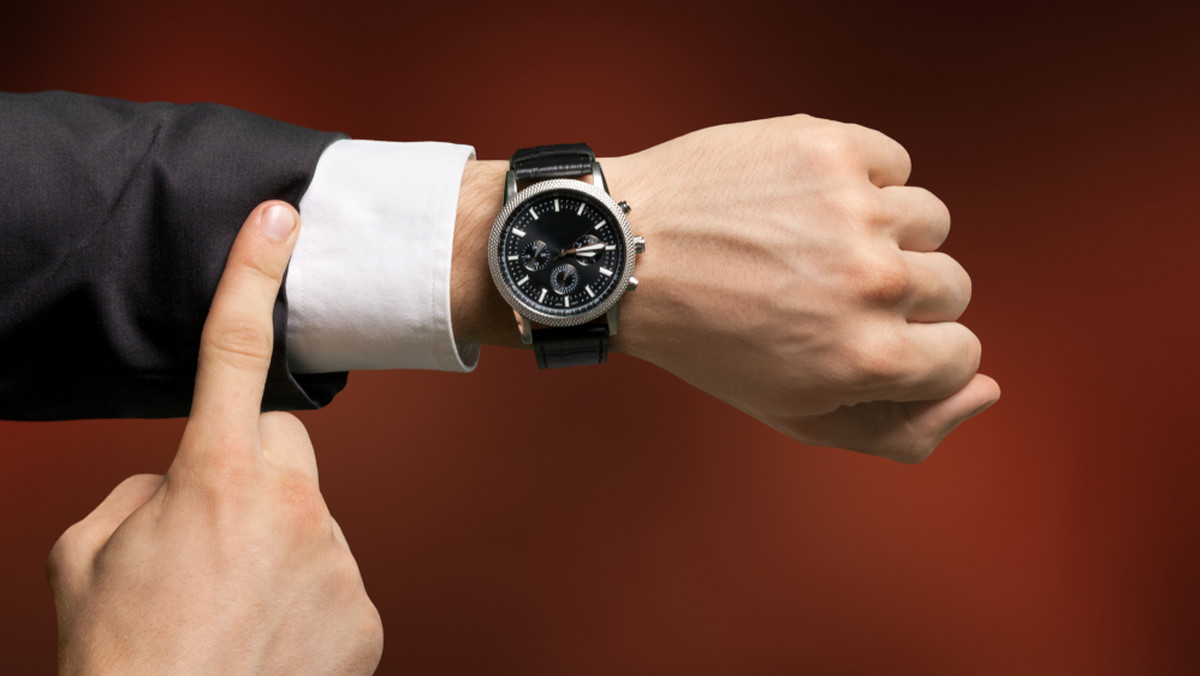 Męski zegarek na rękę już dawno przestał pełnić rolę jedynie praktyczną. Dla wielu mężczyzn stanowi bowiem rodzaj biżuterii – nie tylko wskazuje czas, lecz także podkreśla charakter stylizacji. Dlatego warto mieć w swojej garderobie kilka modeli, dopasowanych do różnych okazji – sportowe, casualowe, eleganckie. Sprawdź męskie zegarki, objęte blackfridayową promocją – niektóre można kupić nawet o 50% taniej!