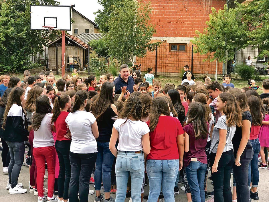 Profesor Borko sa učenicima