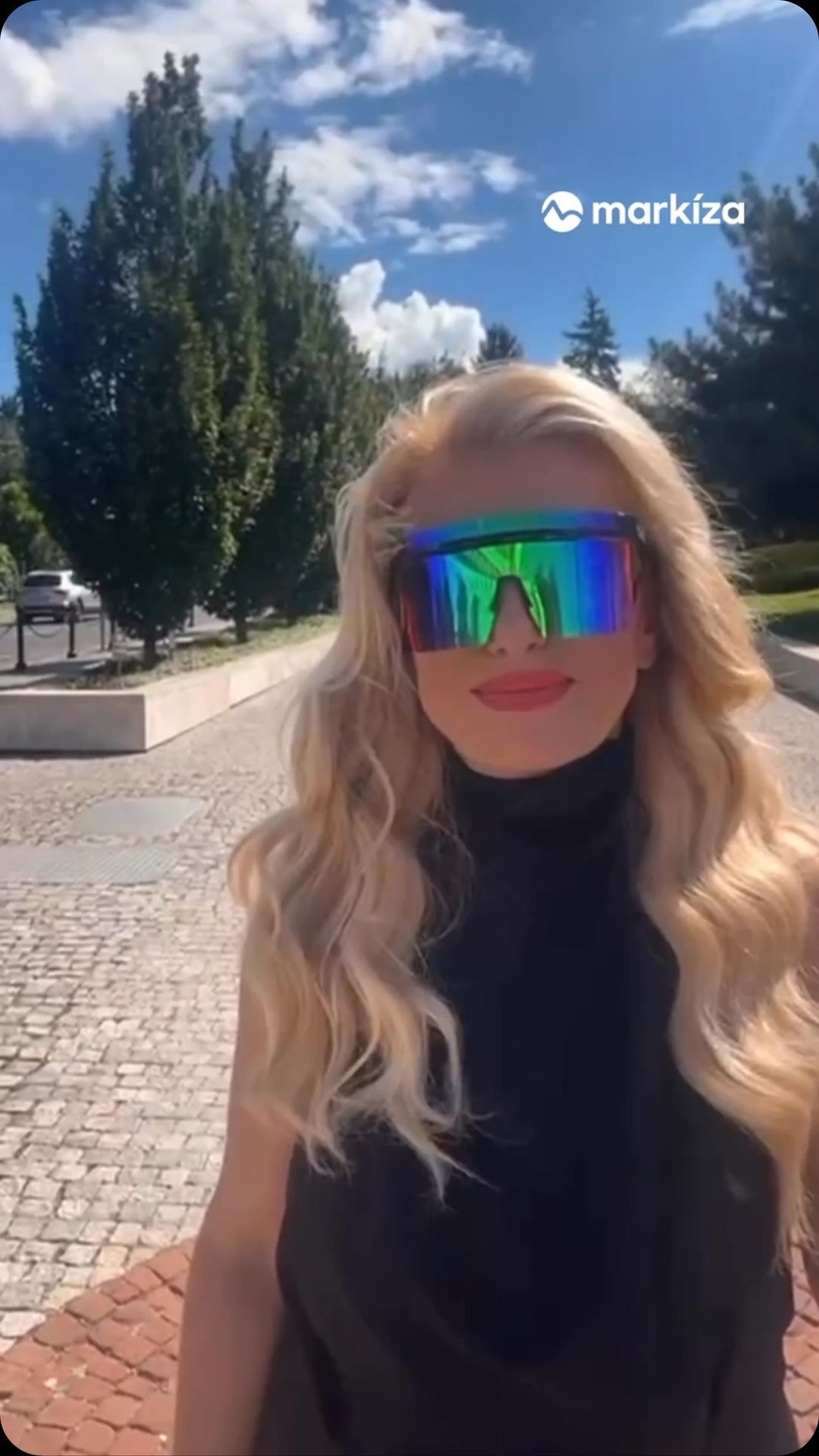 Zlatica Švajdová Puškárová vo výrazných cyklistických okuliaroch.