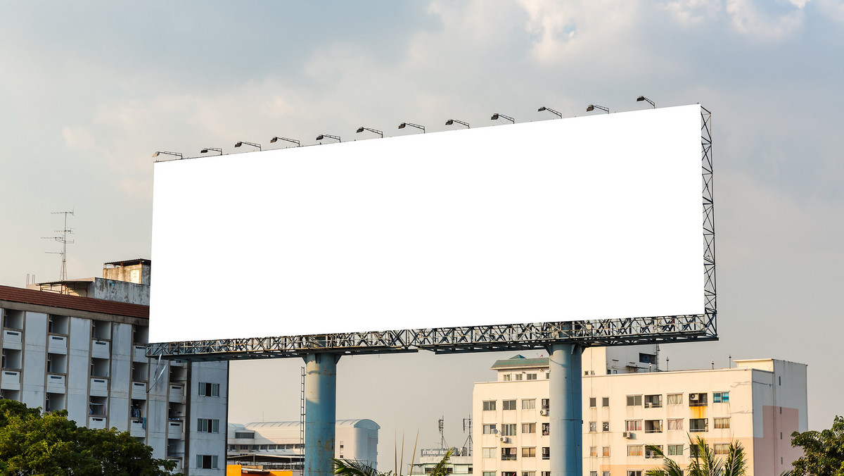 Sopot pozbędzie się szpecących billboardów. Nie byłoby w tym nic niezwyczajnego, gdyby nie fakt, że ratusz informuje o tym... właśnie na billboardach - podaje Radio Zet.