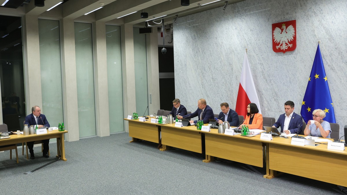 Warszawa, 17.06.2024. Wezwany w charaktrerze świadka były dyrektor Departamentu Porządku i Bezpieczeństwa Najwyższej Izby Kontroli Marek Bieńkowski (L), przewodnicząca komisji, posłanka PSL-TD Magdalena Sroka (3P), zastępcy przewodniczącej poseł Lewicy Tomasz Trela (4P) i poseł KP Polska 2050-TD Paweł Śliz (2P) oraz członkowie komisji: posłanka KO Joanna Kluzik-Rostkowska (P), poseł KO Patryk Jaskulski (2L) i poseł KO Witold Zembaczyński (5P) na posiedzeniu sejmowej Komisji Śledczej ds. inwigilacji systemem Pegasus, 17 bm. w Sejmie w Warszawie. (aldg) PAP/Rafał Guz
