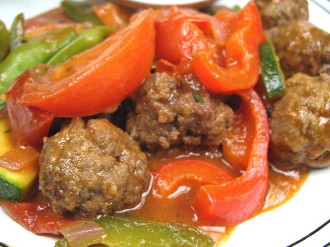 5228_cufte-u-povrcu-meatballs-and-vegetables-close-up-dreamstime_6491313-Farang