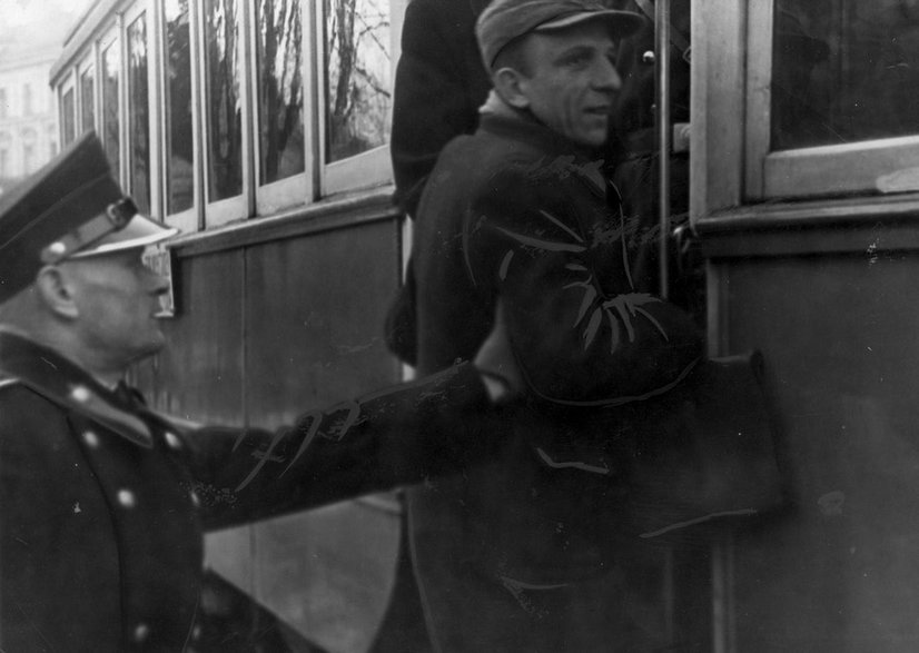 Zdaniem Hempla od 20 do nawet 30% granatowych policjantów współpracowało z podziemiem. Na zdjęciu funkcjonariusz zatrzymuje mężczyznę wskakującego do tramwaju (NAC).