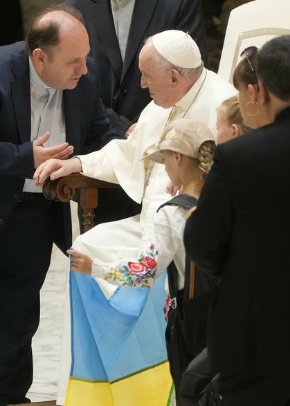 Papież Franciszek z flagą Ukrainy, otrzymaną podczas audiencji