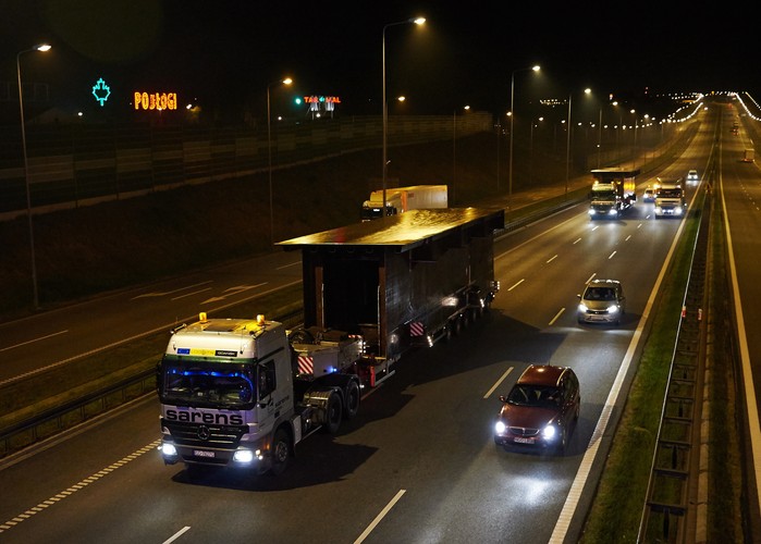 Transport elementów jezdnych mostu Łazienkowskiego . (jkm) PAP/Adam Warżawa