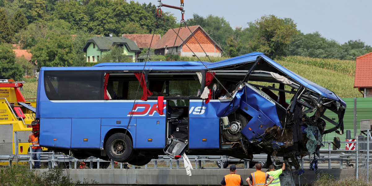 Niektórzy pasażerowie spali w momencie, gdy autobus wypadł z autostrady.