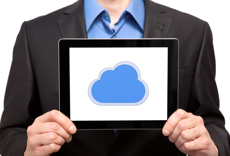 <b>Złośliwe oprogramowanie iCloud „Olega Plissa”</b>
<br><br>
Odkryte w maju 2014 roku jako pierwsze oprogramowanie Ransomware stworzone z myślą o urządzeniach firmy Apple. W tym przypadku sprawcą ataków nie jest konkretna złośliwa aplikacja - wykorzystuje się do nich skompromitowane konta iCloud oraz techniki inżynierii społecznej. Uważa się, że atakujący posłużyli się funkcją „Znajdź mój iPhone, iPad i Mac” (ang. Find My iPhone, iPad and Mac) oraz hasłami do kont iCloud opublikowanymi w internecie w wyniku różnych wycieków. Atak jest jednak nieskuteczny, jeżeli na urządzeniu ustawiony jest kod blokady. Użytkownicy urządzeń bez takiej blokady będą zmuszeni zresetować je do ustawień fabrycznych i przywrócić kopię zapasową z iTunes.
<br>
<br>Korzystanie z urządzenia po infekcji: Niemożliwe dla urządzeń bez kodu blokady.
<br>Cena okupu: 100 dolarów lub euro, płatne za pośrednictwem usług Moneypack, Ukash, PaySafeCard lub PayPal.
<br>Deinstalacja: Urządzenia bez kodu blokady muszą zostać przywrócone do ustawień fabrycznych.
<br>Utrata danych użytkownika: Potencjalnie może uzyskać dostęp do kalendarza oraz innych ważnych danych użytkownika (np. kontaktów). Atakujący może również usunąć wszystkie dane z urządzenia.