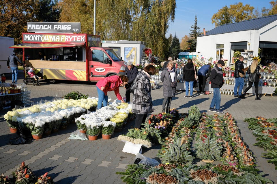 Poznań, Cmentarz Junikowo w dzień Wszystkich Świętych