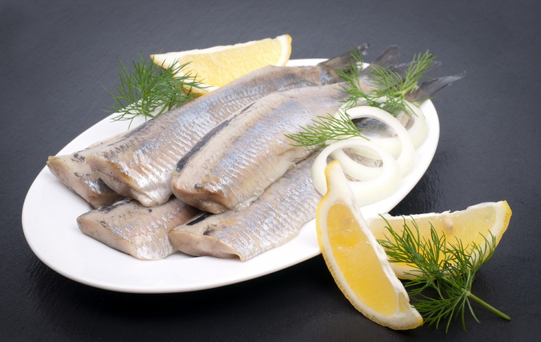 Unijne rozporządzenie z 1996 roku tłumaczy nam, jakie warunki musi spełniać ryba, abyśmy mogli nazwać ją śledziem, karpiem czy też dorszem. Zgodnie z tym dokumentem śledzie muszą mieć co najmniej 18 cm długości. Jeśli złowiona przez nas ryba będzie krótsza, to na miano śledzia nie zasłuży i trafi do jednego worka wraz z innymi 'rybami niestandardowymi'.